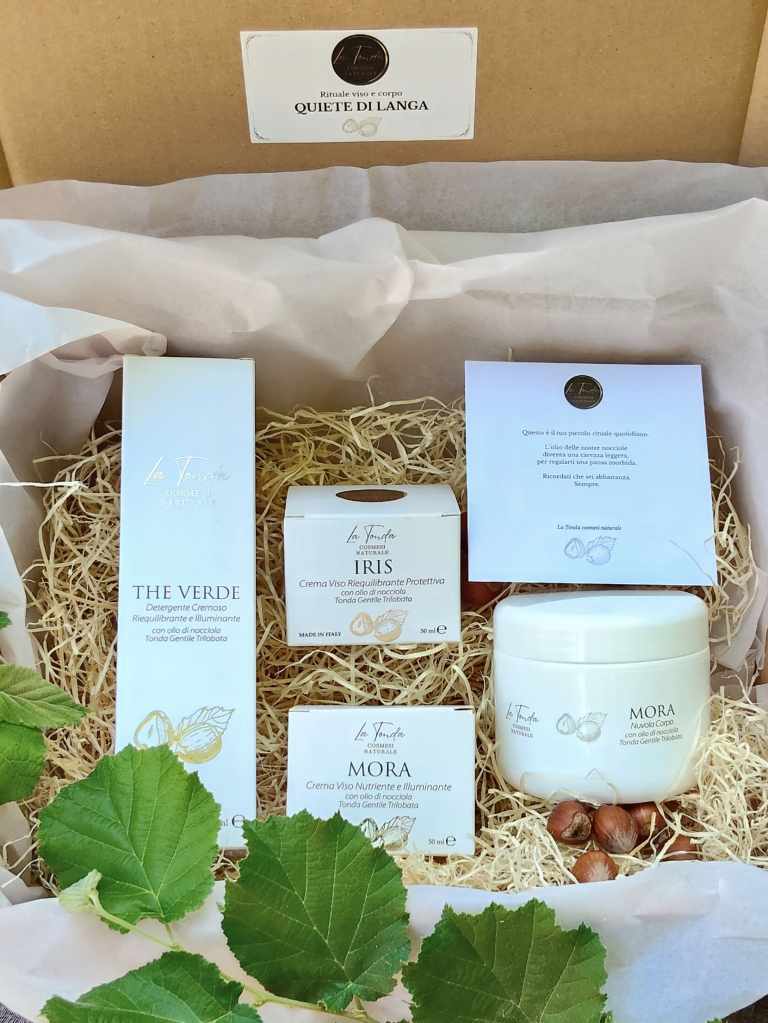 i prodotti La Tonda cosmesi naturale, racchiusi in un rituale viso e corpo: la box Quiete di Langa, che contine il detergente viso riequilibrante e illuminante THE VERDE, crema giorno riequilibrante e protettiva IRIS, crema notte nutriente e illuminante mora e crema trattamento corpo nutriente e vellutante MORA NUVOLA