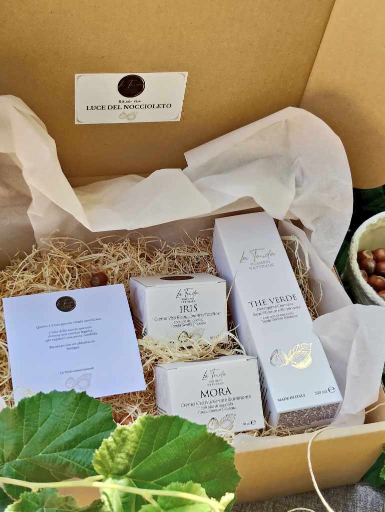 rituale viso de la tonda cosmesi naturale. la box racchiude la crema viso giorno riequilibrante e protettiva IRIS, la crema notte nutriente e illuminante MORA, il detergente cremoso riequilibrante e illuminante THE VERDE